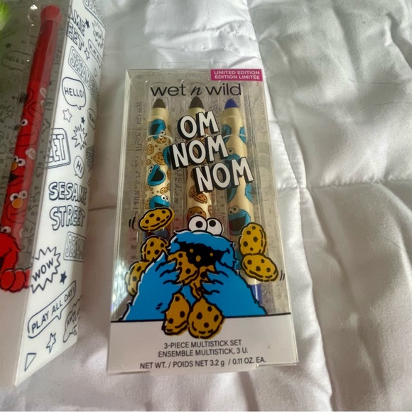 🎉sold🎉 Wet n Wild Sesame Street Brush and Multi stick Set Limited Edition NWT - Picture 3 of 3